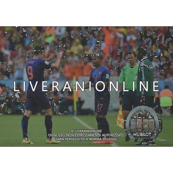 (140618) -- PORTO ALEGRE, June 18, 2014 () -- Netherlands\'s Robin van Persie (1st L) is replaced by Jeremain Lens (2nd L) during a Group B match between Australia and Netherlands of 2014 FIFA World Cup at the Estadio Beira-Rio Stadium in Porto Alegre, Brazil, June 18, 2014. Nehterlands won 3-2 over Australia on Wednesday.(/Li Ga)(rh) ©PHOTOSHOT/Agenzia Aldo Liverani sas - ITALY ONLY - EDITORIAL USE ONLY - Australia v Olanda partita del Gruppo B Coppa del Mondo FIFA 2014 Estadio Beira -Rio Stadium di Porto Alegre, in Brasile, 18 Giugno 2014. Olanda ha vinto per 3-2 contro l\'Australia