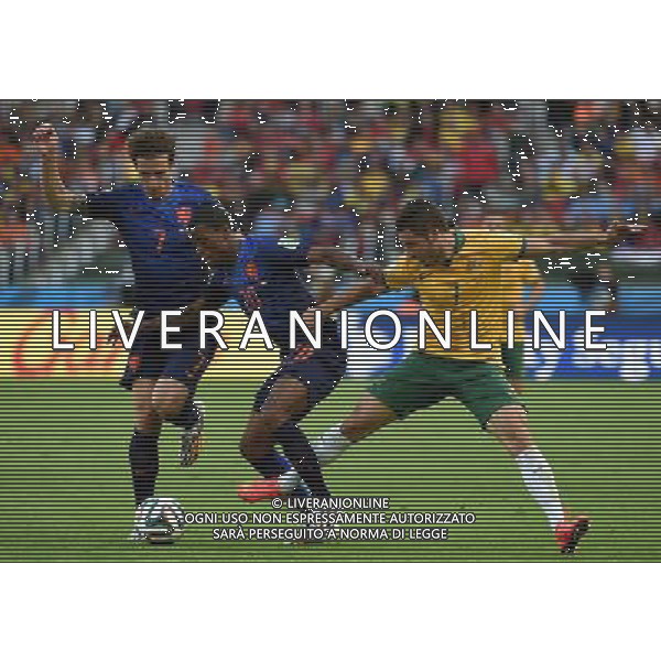 (140618) -- PORTO ALEGRE, June 18, 2014 () -- Australia\'s Matthew Leckie (R) vies with Netherlands\'s Georginio Wijnaldum (C) during a Group B match between Australia and Netherlands of 2014 FIFA World Cup at the Estadio Beira-Rio Stadium in Porto Alegre, Brazil, June 18, 2014. Nehterlands won 3-2 over Australia on Wednesday. (/Li Ga)(rh) ©PHOTOSHOT/Agenzia Aldo Liverani sas - ITALY ONLY - EDITORIAL USE ONLY - Australia v Olanda partita del Gruppo B Coppa del Mondo FIFA 2014 Estadio Beira -Rio Stadium di Porto Alegre, in Brasile, 18 Giugno 2014. Olanda ha vinto per 3-2 contro l\'Australia