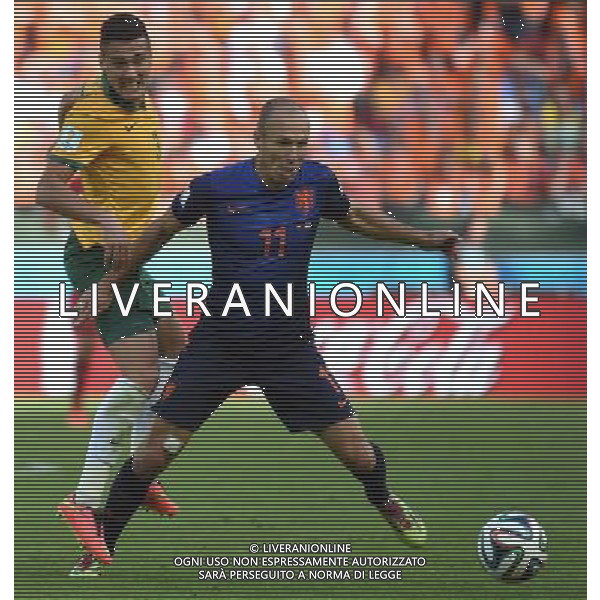 (140618) -- PORTO ALEGRE, June 18, 2014 () -- Netherlands\'s Arjen Robben vies with Jason Davidson during a Group B match between Australia and Netherlands of 2014 FIFA World Cup at the Estadio Beira-Rio Stadium in Porto Alegre, Brazil, June 18, 2014.(/Li Ga)(rh) ©PHOTOSHOT/Agenzia Aldo Liverani sas - ITALY ONLY - EDITORIAL USE ONLY - Australia v Olanda partita del Gruppo B Coppa del Mondo FIFA 2014 Estadio Beira -Rio Stadium di Porto Alegre, in Brasile, 18 Giugno 2014. Olanda ha vinto per 3-2 contro l\'Australia
