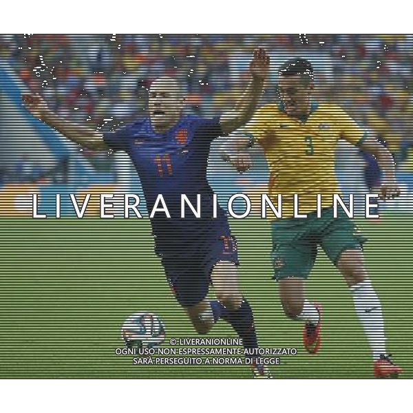 (140618) -- PORTO ALEGRE, June 18, 2014 () -- Australia\'s Jason Davidson vies with Netherlands\'s Arjen Robben during a Group B match between Australia and Netherlands of 2014 FIFA World Cup at the Estadio Beira-Rio Stadium in Porto Alegre, Brazil, June 18, 2014.(/Chen Jianli)(rh) ©PHOTOSHOT/Agenzia Aldo Liverani sas - ITALY ONLY - EDITORIAL USE ONLY - Australia v Olanda partita del Gruppo B Coppa del Mondo FIFA 2014 Estadio Beira -Rio Stadium di Porto Alegre, in Brasile, 18 Giugno 2014. Olanda ha vinto per 3-2 contro l\'Australia