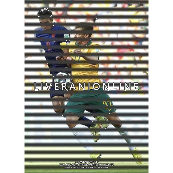 (140618) -- PORTO ALEGRE, June 18, 2014 () -- Australia\'s Alex Wilkinson vies with Netherlands\'s Robin van Persie during a Group B match between Australia and Netherlands of 2014 FIFA World Cup at the Estadio Beira-Rio Stadium in Porto Alegre, Brazil, June 18, 2014.(/Chen Jianli)(rh) ©PHOTOSHOT/Agenzia Aldo Liverani sas - ITALY ONLY - EDITORIAL USE ONLY - Australia v Olanda partita del Gruppo B Coppa del Mondo FIFA 2014 Estadio Beira -Rio Stadium di Porto Alegre, in Brasile, 18 Giugno 2014. Olanda ha vinto per 3-2 contro l\'Australia