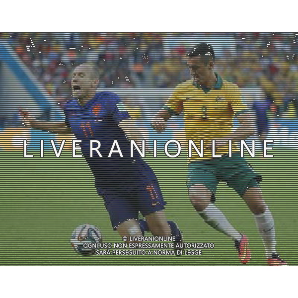 (140618) -- PORTO ALEGRE, June 18, 2014 () -- Australia\'s Jason Davidson vies with Netherlands\'s Arjen Robben during a Group B match between Australia and Netherlands of 2014 FIFA World Cup at the Estadio Beira-Rio Stadium in Porto Alegre, Brazil, June 18, 2014.(/Chen Jianli)(rh) ©PHOTOSHOT/Agenzia Aldo Liverani sas - ITALY ONLY - EDITORIAL USE ONLY - Australia v Olanda partita del Gruppo B Coppa del Mondo FIFA 2014 Estadio Beira -Rio Stadium di Porto Alegre, in Brasile, 18 Giugno 2014. Olanda ha vinto per 3-2 contro l\'Australia