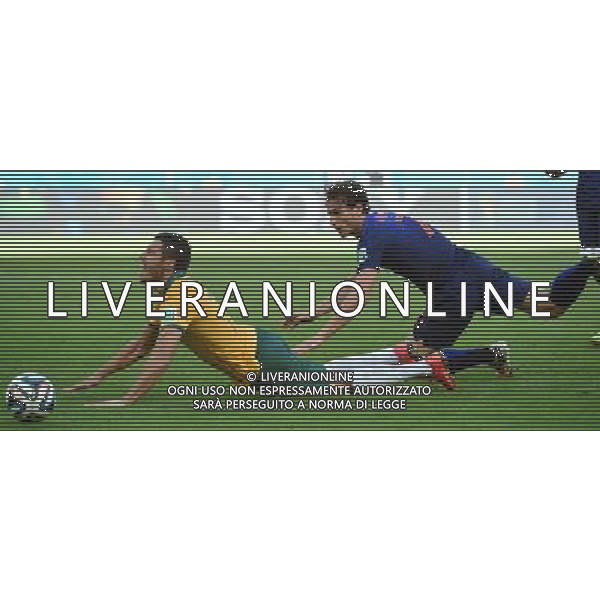 (140618) -- PORTO ALEGRE, June 18, 2014 () -- Australia\'s Matthew Leckie (L) falls down during a Group B match between Australia and Netherlands of 2014 FIFA World Cup at the Estadio Beira-Rio Stadium in Porto Alegre, Brazil, June 18, 2014.(/Li Ga)(rh) ©PHOTOSHOT/Agenzia Aldo Liverani sas - ITALY ONLY - EDITORIAL USE ONLY - Australia v Olanda partita del Gruppo B Coppa del Mondo FIFA 2014 Estadio Beira -Rio Stadium di Porto Alegre, in Brasile, 18 Giugno 2014. Olanda ha vinto per 3-2 contro l\'Australia