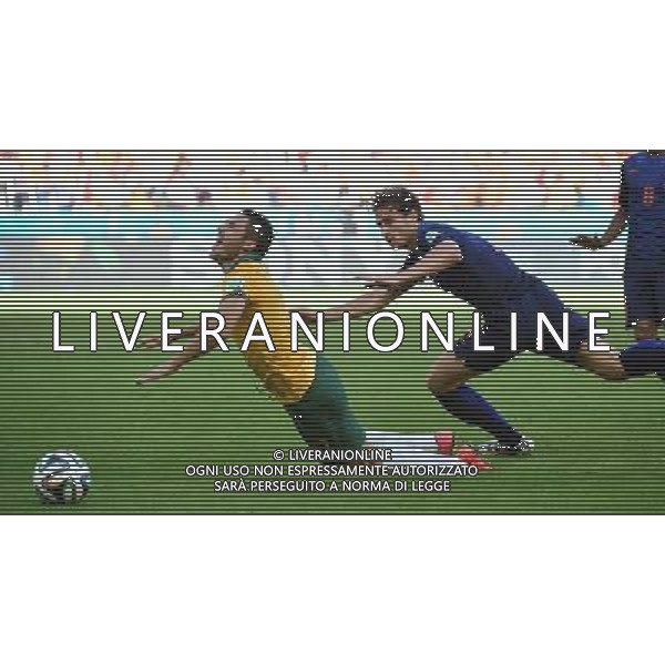 (140618) -- PORTO ALEGRE, June 18, 2014 () -- Australia\'s Matthew Leckie (L) falls down during a Group B match between Australia and Netherlands of 2014 FIFA World Cup at the Estadio Beira-Rio Stadium in Porto Alegre, Brazil, June 18, 2014.(/Li Ga)(rh) ©PHOTOSHOT/Agenzia Aldo Liverani sas - ITALY ONLY - EDITORIAL USE ONLY - Australia v Olanda partita del Gruppo B Coppa del Mondo FIFA 2014 Estadio Beira -Rio Stadium di Porto Alegre, in Brasile, 18 Giugno 2014. Olanda ha vinto per 3-2 contro l\'Australia