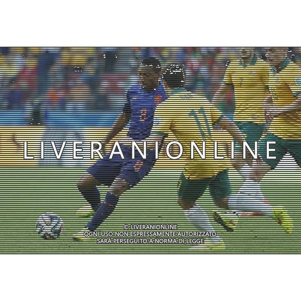 (140618) -- PORTO ALEGRE, June 18, 2014 () -- Netherlands\'s Jonathan De Guzman (1st L) controls the ball during a Group B match between Australia and Netherlands of 2014 FIFA World Cup at the Estadio Beira-Rio Stadium in Porto Alegre, Brazil, June 18, 2014.(/Chen Jianli)(rh) ©PHOTOSHOT/Agenzia Aldo Liverani sas - ITALY ONLY - EDITORIAL USE ONLY - Australia v Olanda partita del Gruppo B Coppa del Mondo FIFA 2014 Estadio Beira -Rio Stadium di Porto Alegre, in Brasile, 18 Giugno 2014. Olanda ha vinto per 3-2 contro l\'Australia
