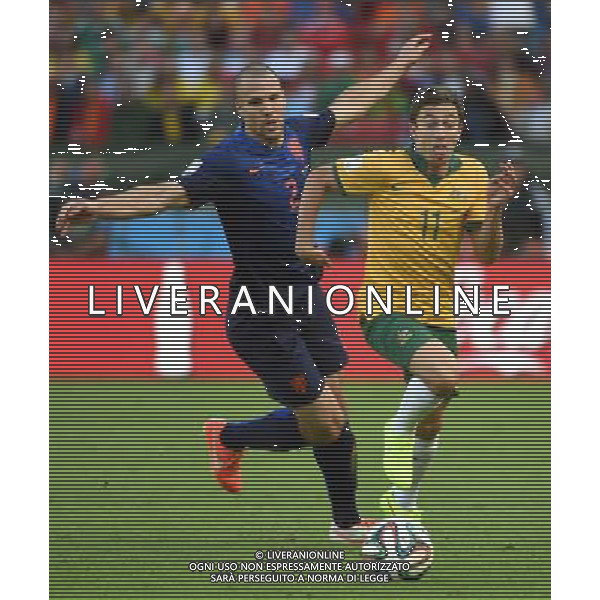(140618) -- PORTO ALEGRE, June 18, 2014 () -- Australia\'s Tommy Oar (R) vies with Netherlands\' Ron Vlaar during a Group B match between Australia and Netherlands of 2014 FIFA World Cup at the Estadio Beira-Rio Stadium in Porto Alegre, Brazil, June 18, 2014.(/Li Ga)(pcy) ©PHOTOSHOT/Agenzia Aldo Liverani sas - ITALY ONLY - EDITORIAL USE ONLY - Australia v Olanda partita del Gruppo B Coppa del Mondo FIFA 2014 Estadio Beira -Rio Stadium di Porto Alegre, in Brasile, 18 Giugno 2014. Olanda ha vinto per 3-2 contro l\'Australia