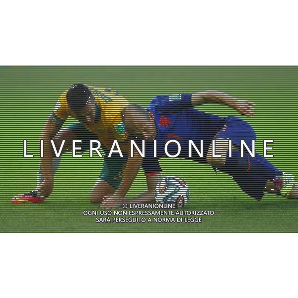 (140618) -- PORTO ALEGRE, June 18, 2014 () -- Australia\'s Jason Davidson vies with Netherlands\'s Arjen Robben during a Group B match between Australia and Netherlands of 2014 FIFA World Cup at the Estadio Beira-Rio Stadium in Porto Alegre, Brazil, June 18, 2014.(/Chen Jianli)(rh) ©PHOTOSHOT/Agenzia Aldo Liverani sas - ITALY ONLY - EDITORIAL USE ONLY - Australia v Olanda partita del Gruppo B Coppa del Mondo FIFA 2014 Estadio Beira -Rio Stadium di Porto Alegre, in Brasile, 18 Giugno 2014. Olanda ha vinto per 3-2 contro l\'Australia