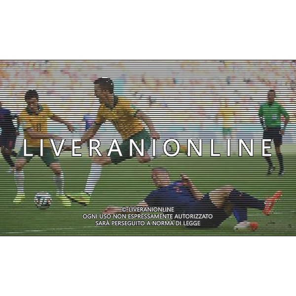 (140618) -- PORTO ALEGRE, June 18, 2014 () -- Australia\'s Gary Medel (L, front) breaks through the defense of Netherlands\' Ron Vlaar during a Group B match between Australia and Netherlands of 2014 FIFA World Cup at the Estadio Beira-Rio Stadium in Porto Alegre, Brazil, June 18, 2014.(/Li Ga)(pcy) ©PHOTOSHOT/Agenzia Aldo Liverani sas - ITALY ONLY - EDITORIAL USE ONLY - Australia v Olanda partita del Gruppo B Coppa del Mondo FIFA 2014 Estadio Beira -Rio Stadium di Porto Alegre, in Brasile, 18 Giugno 2014. Olanda ha vinto per 3-2 contro l\'Australia