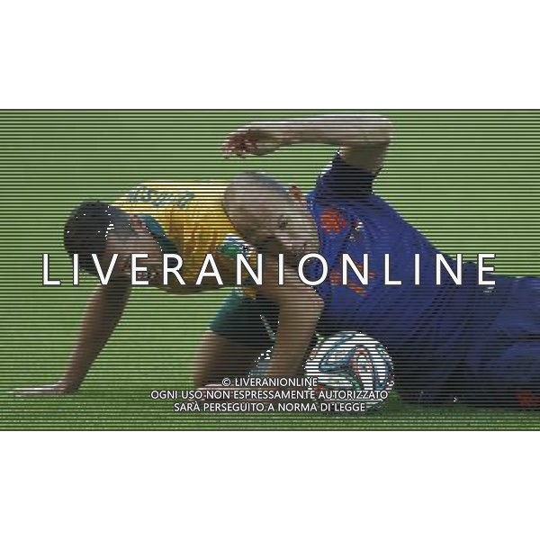 (140618) -- PORTO ALEGRE, June 18, 2014 () -- Australia\'s Jason Davidson vies with Netherlands\'s Arjen Robben during a Group B match between Australia and Netherlands of 2014 FIFA World Cup at the Estadio Beira-Rio Stadium in Porto Alegre, Brazil, June 18, 2014.(/Chen Jianli)(rh) ©PHOTOSHOT/Agenzia Aldo Liverani sas - ITALY ONLY - EDITORIAL USE ONLY - Australia v Olanda partita del Gruppo B Coppa del Mondo FIFA 2014 Estadio Beira -Rio Stadium di Porto Alegre, in Brasile, 18 Giugno 2014. Olanda ha vinto per 3-2 contro l\'Australia