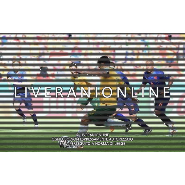 (140618) -- PORTO ALEGRE, June 18, 2014 () -- Australia\'s Mile Jedinak (front) shoots a penalty kick during a Group B match between Australia and Netherlands of 2014 FIFA World Cup at the Estadio Beira-Rio Stadium in Porto Alegre, Brazil, June 18, 2014.(/Li Ga)(pcy) ©PHOTOSHOT/Agenzia Aldo Liverani sas - ITALY ONLY - EDITORIAL USE ONLY - Australia v Olanda partita del Gruppo B Coppa del Mondo FIFA 2014 Estadio Beira -Rio Stadium di Porto Alegre, in Brasile, 18 Giugno 2014. Olanda ha vinto per 3-2 contro l\'Australia
