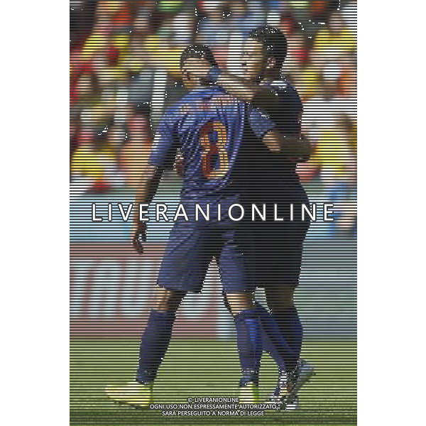 (140618) -- PORTO ALEGRE, June 18, 2014 () -- Netherlands\'s Memphis Depay (R) celebrates a goal during a Group B match between Australia and Netherlands of 2014 FIFA World Cup at the Estadio Beira-Rio Stadium in Porto Alegre, Brazil, June 18, 2014.(/Chen Jianli)(rh) ©PHOTOSHOT/Agenzia Aldo Liverani sas - ITALY ONLY - EDITORIAL USE ONLY - Australia v Olanda partita del Gruppo B Coppa del Mondo FIFA 2014 Estadio Beira -Rio Stadium di Porto Alegre, in Brasile, 18 Giugno 2014. Olanda ha vinto per 3-2 contro l\'Australia