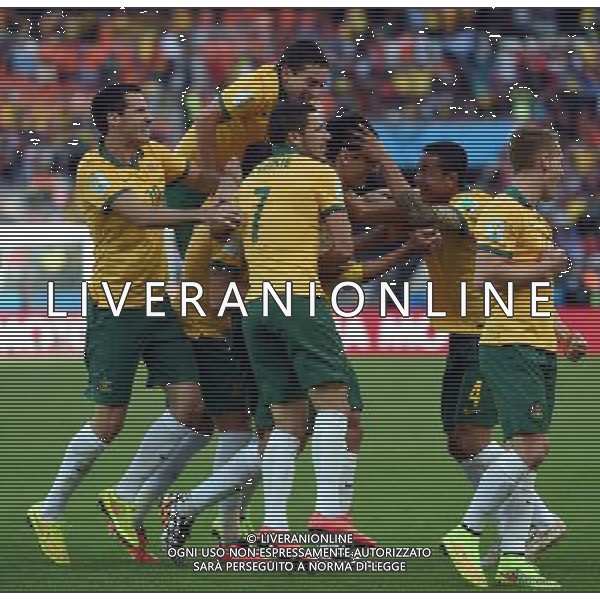 (140618) -- PORTO ALEGRE, June 18, 2014 () -- Australia\'s players celebrate for Mile Jedinak\'s penalty goal during a Group B match between Australia and Netherlands of 2014 FIFA World Cup at the Estadio Beira-Rio Stadium in Porto Alegre, Brazil, June 18, 2014.(/Li Ga)(pcy) ©PHOTOSHOT/Agenzia Aldo Liverani sas - ITALY ONLY - EDITORIAL USE ONLY - Australia v Olanda partita del Gruppo B Coppa del Mondo FIFA 2014 Estadio Beira -Rio Stadium di Porto Alegre, in Brasile, 18 Giugno 2014. Olanda ha vinto per 3-2 contro l\'Australia