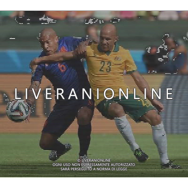 (140618) -- PORTO ALEGRE, June 18, 2014 () -- Australia\'s Mark Bresciano (R) vies with Netherlands\' Nigel de Jong during a Group B match between Australia and Netherlands of 2014 FIFA World Cup at the Estadio Beira-Rio Stadium in Porto Alegre, Brazil, June 18, 2014.(/Li Ga)(pcy) ©PHOTOSHOT/Agenzia Aldo Liverani sas - ITALY ONLY - EDITORIAL USE ONLY - Australia v Olanda partita del Gruppo B Coppa del Mondo FIFA 2014 Estadio Beira -Rio Stadium di Porto Alegre, in Brasile, 18 Giugno 2014. Olanda ha vinto per 3-2 contro l\'Australia
