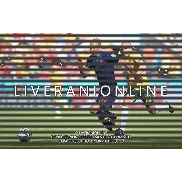 (140618) -- PORTO ALEGRE, June 18, 2014 () -- Netherlands\' Arjen Robben (front) runs with the ball during a Group B match between Australia and Netherlands of 2014 FIFA World Cup at the Estadio Beira-Rio Stadium in Porto Alegre, Brazil, June 18, 2014.(/Li Ga)(pcy) ©PHOTOSHOT/Agenzia Aldo Liverani sas - ITALY ONLY - EDITORIAL USE ONLY - Australia v Olanda partita del Gruppo B Coppa del Mondo FIFA 2014 Estadio Beira -Rio Stadium di Porto Alegre, in Brasile, 18 Giugno 2014. Olanda ha vinto per 3-2 contro l\'Australia