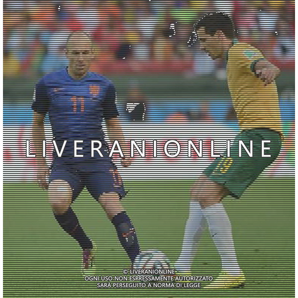 (140618) -- PORTO ALEGRE, June 18, 2014 () -- Australia\'s Ryan McGowan (R) vies with Netherlands\' Arjen Robben during a Group B match between Australia and Netherlands of 2014 FIFA World Cup at the Estadio Beira-Rio Stadium in Porto Alegre, Brazil, June 18, 2014.(/Li Ga)(pcy) ©PHOTOSHOT/Agenzia Aldo Liverani sas - ITALY ONLY - EDITORIAL USE ONLY - Australia v Olanda partita del Gruppo B Coppa del Mondo FIFA 2014 Estadio Beira -Rio Stadium di Porto Alegre, in Brasile, 18 Giugno 2014. Olanda ha vinto per 3-2 contro l\'Australia