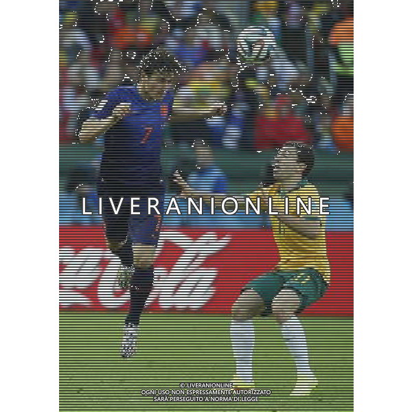 (140618) -- PORTO ALEGRE, June 18, 2014 () -- Australia\'s Tommy Oar (R) vies with Netherlands\'s Daryl Janmaat (L) during a Group B match between Australia and Netherlands of 2014 FIFA World Cup at the Estadio Beira-Rio Stadium in Porto Alegre, Brazil, June 18, 2014.(/Chen Jianli)(rh) ©PHOTOSHOT/Agenzia Aldo Liverani sas - ITALY ONLY - EDITORIAL USE ONLY - Australia v Olanda partita del Gruppo B Coppa del Mondo FIFA 2014 Estadio Beira -Rio Stadium di Porto Alegre, in Brasile, 18 Giugno 2014. Olanda ha vinto per 3-2 contro l\'Australia
