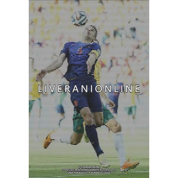 (140618) -- PORTO ALEGRE, June 18, 2014 () -- Netherlands\'s Robin van Persie stops the ball during a Group B match between Australia and Netherlands of 2014 FIFA World Cup at the Estadio Beira-Rio Stadium in Porto Alegre, Brazil, June 18, 2014.(/Chen Jianli)(rh) ©PHOTOSHOT/Agenzia Aldo Liverani sas - ITALY ONLY - EDITORIAL USE ONLY - Australia v Olanda partita del Gruppo B Coppa del Mondo FIFA 2014 Estadio Beira -Rio Stadium di Porto Alegre, in Brasile, 18 Giugno 2014. Olanda ha vinto per 3-2 contro l\'Australia