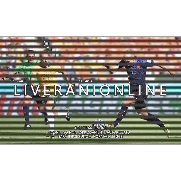 (140618) -- PORTO ALEGRE, June 18, 2014 () -- Netherlands\' Arjen Robben (R) runs with the ball during a Group B match between Australia and Netherlands of 2014 FIFA World Cup at the Estadio Beira-Rio Stadium in Porto Alegre, Brazil, June 18, 2014.(/Li Ga)(pcy) ©PHOTOSHOT/Agenzia Aldo Liverani sas - ITALY ONLY - EDITORIAL USE ONLY - Australia v Olanda partita del Gruppo B Coppa del Mondo FIFA 2014 Estadio Beira -Rio Stadium di Porto Alegre, in Brasile, 18 Giugno 2014. Olanda ha vinto per 3-2 contro l\'Australia