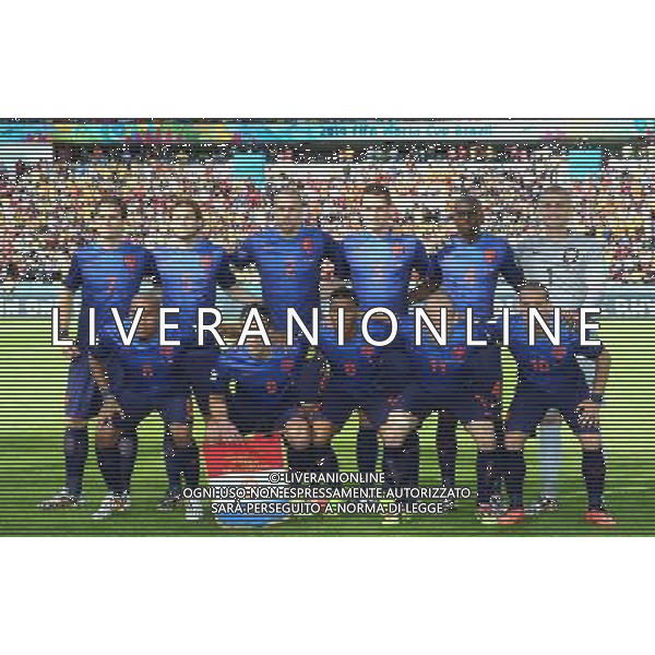 (140618) -- PORTO ALEGRE, June 18, 2014 () -- Netherlands\'s players pose for a group photo during a Group B match between Australia and Netherlands of 2014 FIFA World Cup at the Estadio Beira-Rio Stadium in Porto Alegre, Brazil, June 18, 2014.(/Chen Jianli)(rh) ©PHOTOSHOT/Agenzia Aldo Liverani sas - ITALY ONLY - EDITORIAL USE ONLY - FORMAZIONE OLANDA - Australia v Olanda partita del Gruppo B Coppa del Mondo FIFA 2014 Estadio Beira -Rio Stadium di Porto Alegre, in Brasile, 18 Giugno 2014. Olanda ha vinto per 3-2 contro l\'Australia