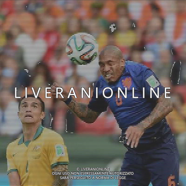 (140618) -- PORTO ALEGRE, June 18, 2014 () -- Netherlands\' Nigel de Jong (R) heads the ball during a Group B match between Australia and Netherlands of 2014 FIFA World Cup at the Estadio Beira-Rio Stadium in Porto Alegre, Brazil, June 18, 2014.(/Li Ga)(pcy) ©PHOTOSHOT/Agenzia Aldo Liverani sas - ITALY ONLY - EDITORIAL USE ONLY - Australia v Olanda partita del Gruppo B Coppa del Mondo FIFA 2014 Estadio Beira -Rio Stadium di Porto Alegre, in Brasile, 18 Giugno 2014. Olanda ha vinto per 3-2 contro l\'Australia