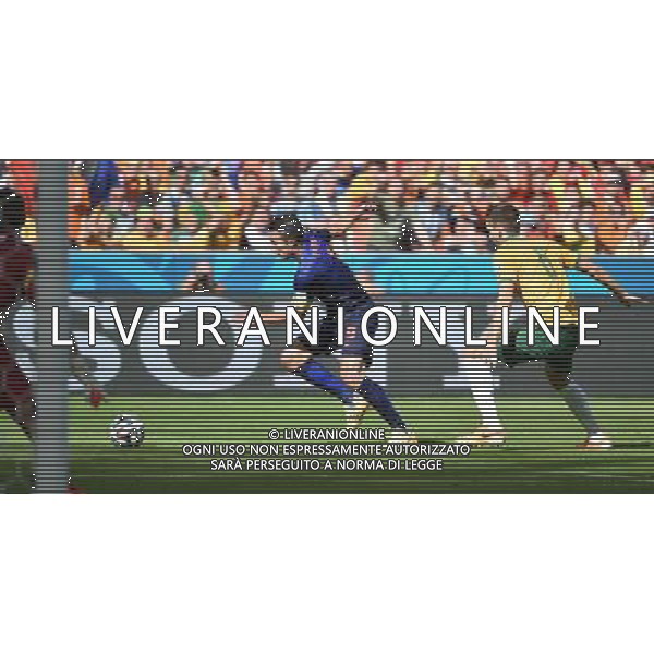 (140618) -- PORTO ALEGRE, June 18, 2014 () -- Netherlands\' Robin van Persie (C) runs with the ball during a Group B match between Australia and Netherlands of 2014 FIFA World Cup at the Estadio Beira-Rio Stadium in Porto Alegre, Brazil, June 18, 2014.(/Li Ga)(pcy) ©PHOTOSHOT/Agenzia Aldo Liverani sas - ITALY ONLY - EDITORIAL USE ONLY - Australia v Olanda partita del Gruppo B Coppa del Mondo FIFA 2014 Estadio Beira -Rio Stadium di Porto Alegre, in Brasile, 18 Giugno 2014. Olanda ha vinto per 3-2 contro l\'Australia
