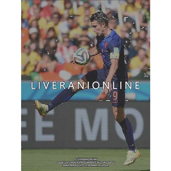 (140618) -- PORTO ALEGRE, June 18, 2014 () -- Netherlands\' Robin van Persie controls the ball during a Group B match between Australia and Netherlands of 2014 FIFA World Cup at the Estadio Beira-Rio Stadium in Porto Alegre, Brazil, June 18, 2014.(/Li Ga)(pcy) ©PHOTOSHOT/Agenzia Aldo Liverani sas - ITALY ONLY - EDITORIAL USE ONLY - Australia v Olanda partita del Gruppo B Coppa del Mondo FIFA 2014 Estadio Beira -Rio Stadium di Porto Alegre, in Brasile, 18 Giugno 2014. Olanda ha vinto per 3-2 contro l\'Australia
