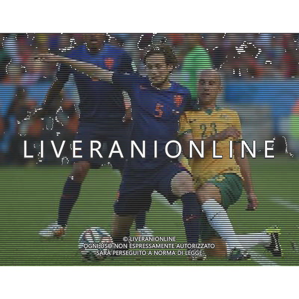 (140618) -- PORTO ALEGRE, June 18, 2014 () -- Netherlands\' Daley Blind (L, front) vies with Australia\'s Mark Bresciano during a Group B match between Australia and Netherlands of 2014 FIFA World Cup at the Estadio Beira-Rio Stadium in Porto Alegre, Brazil, June 18, 2014.(/Li Ga)(pcy) ©PHOTOSHOT/Agenzia Aldo Liverani sas - ITALY ONLY - EDITORIAL USE ONLY - Australia v Olanda partita del Gruppo B Coppa del Mondo FIFA 2014 Estadio Beira -Rio Stadium di Porto Alegre, in Brasile, 18 Giugno 2014. Olanda ha vinto per 3-2 contro l\'Australia