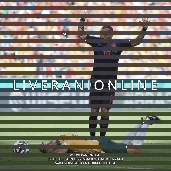(140618) -- PORTO ALEGRE, June 18, 2014 () -- Netherlands\' Wesley Sneijder reacts as Australia\'s Mark Bresciano falls down during a Group B match between Australia and Netherlands of 2014 FIFA World Cup at the Estadio Beira-Rio Stadium in Porto Alegre, Brazil, June 18, 2014.(/Li Ga)(pcy) ©PHOTOSHOT/Agenzia Aldo Liverani sas - ITALY ONLY - EDITORIAL USE ONLY - Australia v Olanda partita del Gruppo B Coppa del Mondo FIFA 2014 Estadio Beira -Rio Stadium di Porto Alegre, in Brasile, 18 Giugno 2014. Olanda ha vinto per 3-2 contro l\'Australia