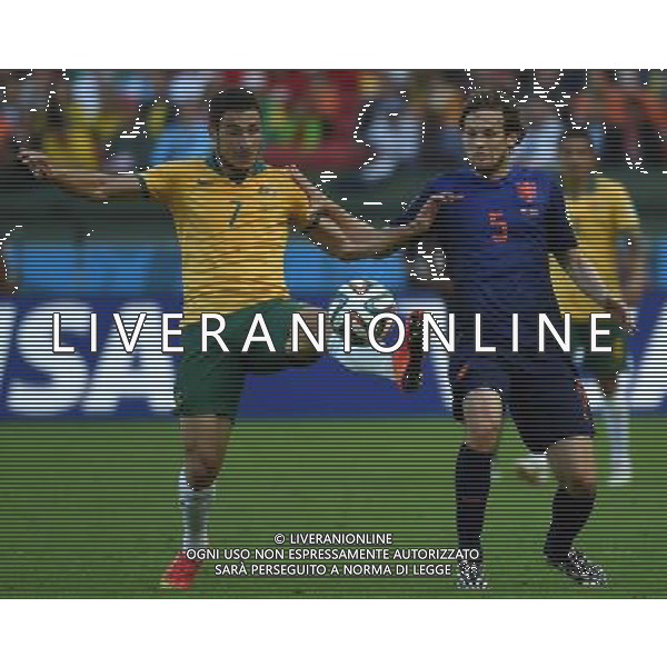 (140618) -- PORTO ALEGRE, June 18, 2014 () -- Netherlands\' Daley Blind (R) vies with Australia\'s Matthew Leckie during a Group B match between Australia and Netherlands of 2014 FIFA World Cup at the Estadio Beira-Rio Stadium in Porto Alegre, Brazil, June 18, 2014.(/Li Ga)(pcy) ©PHOTOSHOT/Agenzia Aldo Liverani sas - ITALY ONLY - EDITORIAL USE ONLY - Australia v Olanda partita del Gruppo B Coppa del Mondo FIFA 2014 Estadio Beira -Rio Stadium di Porto Alegre, in Brasile, 18 Giugno 2014. Olanda ha vinto per 3-2 contro l\'Australia