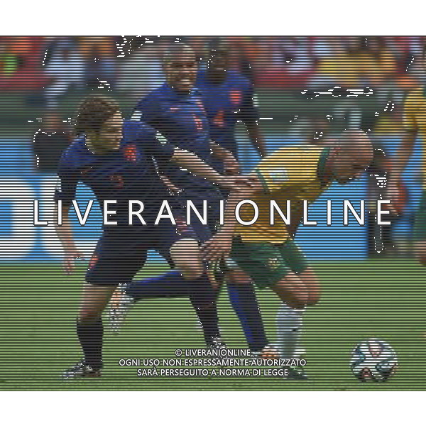 (140618) -- PORTO ALEGRE, June 18, 2014 () -- Netherlands\' Daley Blind (L) vies with Australia\'s Mark Bresciano during a Group B match between Australia and Netherlands of 2014 FIFA World Cup at the Estadio Beira-Rio Stadium in Porto Alegre, Brazil, June 18, 2014.(/Li Ga)(pcy) ©PHOTOSHOT/Agenzia Aldo Liverani sas - ITALY ONLY - EDITORIAL USE ONLY - Australia v Olanda partita del Gruppo B Coppa del Mondo FIFA 2014 Estadio Beira -Rio Stadium di Porto Alegre, in Brasile, 18 Giugno 2014. Olanda ha vinto per 3-2 contro l\'Australia