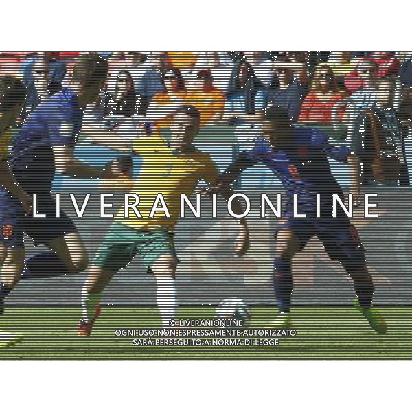 (140618) -- PORTO ALEGRE, June 18, 2014 () -- Australia\'s Jason Davidson (C) vies with Netherlands\'s Jonathan De Guzman (R) during a Group B match between Australia and Netherlands of 2014 FIFA World Cup at the Estadio Beira-Rio Stadium in Porto Alegre, Brazil, June 18, 2014.(/Chen Jianli)(rh) ©PHOTOSHOT/Agenzia Aldo Liverani sas - ITALY ONLY - EDITORIAL USE ONLY - Australia v Olanda partita del Gruppo B Coppa del Mondo FIFA 2014 Estadio Beira -Rio Stadium di Porto Alegre, in Brasile, 18 Giugno 2014. Olanda ha vinto per 3-2 contro l\'Australia