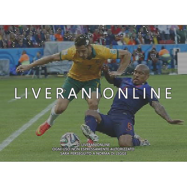 (140618) -- PORTO ALEGRE, June 18, 2014 () -- Australia\'s Matthew Leckie vies with Netherlands\'s Nigel de Jong during a Group B match between Australia and Netherlands of 2014 FIFA World Cup at the Estadio Beira-Rio Stadium in Porto Alegre, Brazil, June 18, 2014.(/Chen Jianli)(rh) ©PHOTOSHOT/Agenzia Aldo Liverani sas - ITALY ONLY - EDITORIAL USE ONLY - Australia v Olanda partita del Gruppo B Coppa del Mondo FIFA 2014 Estadio Beira -Rio Stadium di Porto Alegre, in Brasile, 18 Giugno 2014. Olanda ha vinto per 3-2 contro l\'Australia