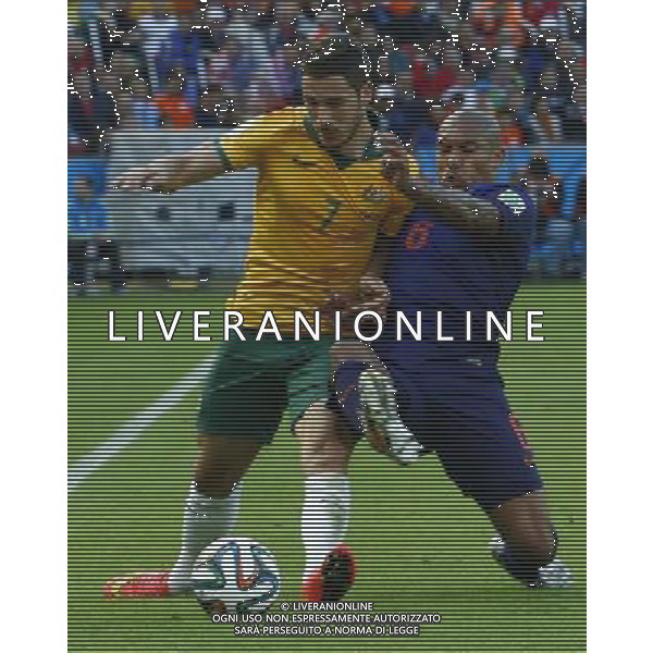 (140618) -- PORTO ALEGRE, June 18, 2014 () -- Australia\'s Matthew Leckie vies with Netherlands\'s Nigel de Jong during a Group B match between Australia and Netherlands of 2014 FIFA World Cup at the Estadio Beira-Rio Stadium in Porto Alegre, Brazil, June 18, 2014.(/Chen Jianli)(rh) ©PHOTOSHOT/Agenzia Aldo Liverani sas - ITALY ONLY - EDITORIAL USE ONLY - Australia v Olanda partita del Gruppo B Coppa del Mondo FIFA 2014 Estadio Beira -Rio Stadium di Porto Alegre, in Brasile, 18 Giugno 2014. Olanda ha vinto per 3-2 contro l\'Australia