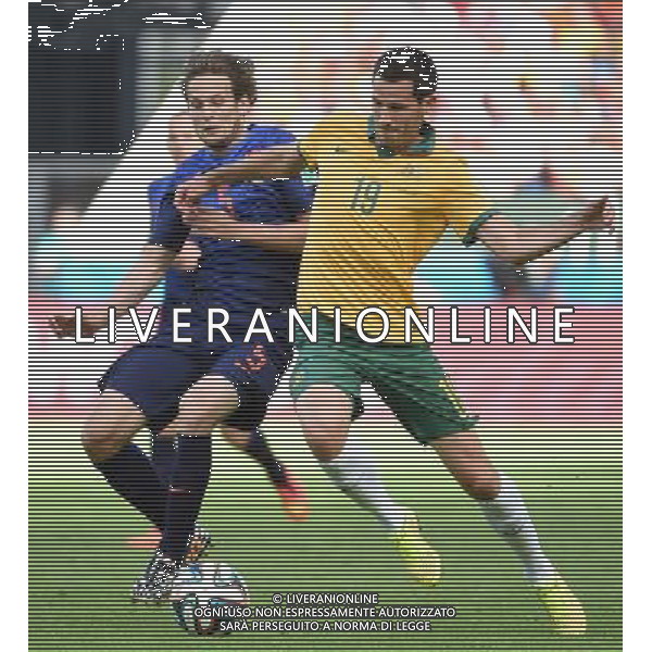 (140618) -- PORTO ALEGRE, June 18, 2014 () -- Netherlands\' Daley Blind vies with Australia\'s Ryan McGowan during a Group B match between Australia and Netherlands of 2014 FIFA World Cup at the Estadio Beira-Rio Stadium in Porto Alegre, Brazil, June 18, 2014.(/Li Ga)(pcy) ©PHOTOSHOT/Agenzia Aldo Liverani sas - ITALY ONLY - EDITORIAL USE ONLY - Australia v Olanda partita del Gruppo B Coppa del Mondo FIFA 2014 Estadio Beira -Rio Stadium di Porto Alegre, in Brasile, 18 Giugno 2014. Olanda ha vinto per 3-2 contro l\'Australia