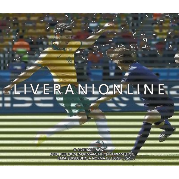 (140618) -- PORTO ALEGRE, June 18, 2014 () -- Australia\'s Ryan McGowan (L) passes the ball during a Group B match between Australia and Netherlands of 2014 FIFA World Cup at the Estadio Beira-Rio Stadium in Porto Alegre, Brazil, June 18, 2014.(/Chen Jianli)(rh) ©PHOTOSHOT/Agenzia Aldo Liverani sas - ITALY ONLY - EDITORIAL USE ONLY - Australia v Olanda partita del Gruppo B Coppa del Mondo FIFA 2014 Estadio Beira -Rio Stadium di Porto Alegre, in Brasile, 18 Giugno 2014. Olanda ha vinto per 3-2 contro l\'Australia