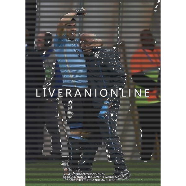 FIFA World Cup Brasile 2014 Gruppo D San Paolo - 19.06.2014 Uruguay-Inghilterra Nella Foto:suarez esulta e abbraccia il fisioterapista che lo ha curato /Ph.Vitez-Ag. Aldo Liverani