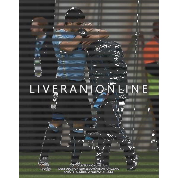 FIFA World Cup Brasile 2014 Gruppo D San Paolo - 19.06.2014 Uruguay-Inghilterra Nella Foto:suarez esulta e abbraccia il fisioterapista che lo ha curato /Ph.Vitez-Ag. Aldo Liverani