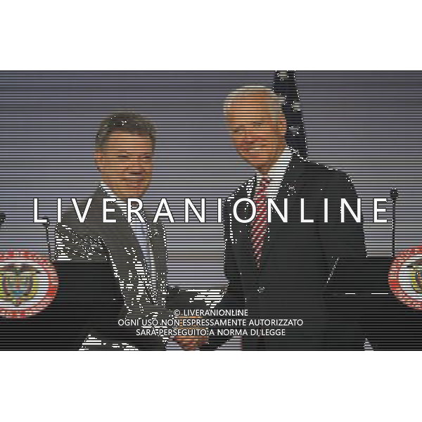 (140619) -- BOGOTA, June 19, 2014 () -- Colombia\'s President Juan Manuel Santos (L) shakes hands with U.S. Vice President Joe Biden, during a joint press conference at Narino presidential palace in Bogota, Colombia, on June 18, 2014. Biden reiterated his country\'s support for the peace process that is underway in Colombia, according to local press. (/GermÂ¨Â¢n Enciso/COLPRENSA) (vf) (da) ***MANDATORY CREDIT*** ***NO SALE-NO ARCHIVE*** ***EDITORIAL USE ONLY*** ***COLOMBIA OUT*** AG ALDO LIVERANI SAS ONLY ITALY