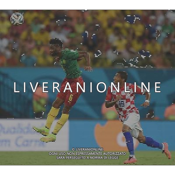 (140618) -- MANAUS, June 18, 2014 () -- Cameroon\'s Alexandre Song competes a header with Croatia\'s Sammir Cruz Campos during a Group A match between Cameroon and Croatia of 2014 FIFA World Cup at the Arena Amazonia Stadium in Manaus, Brazil, June 18, 2014.(/Liu Dawei)(rh) AG ALDO LIVERANI SAS ONLY ITALY