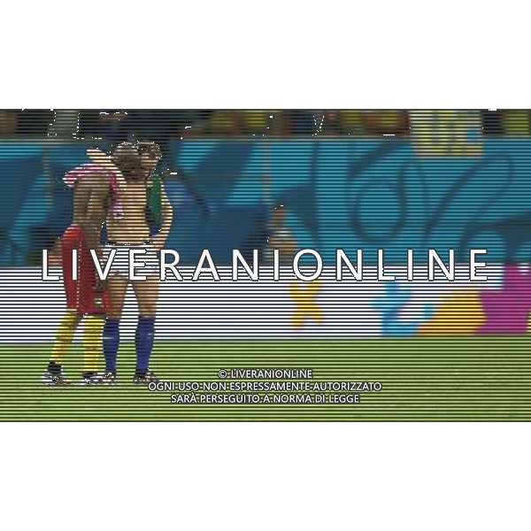 (140618) -- MANAUS, June 18, 2014 () -- Cameroon\'s Stephane Mbia speaks with Croatia\'s Ivan Rakitic during a Group A match between Cameroon and Croatia of 2014 FIFA World Cup at the Arena Amazonia Stadium in Manaus, Brazil, June 18, 2014. Croatia won 4-0 over Cameroon on Wednesday.(/Li Ming)(rh) AG ALDO LIVERANI SAS ONLY ITALY