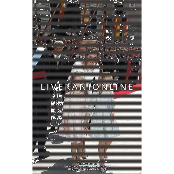 19.06.2014, Congreso de los Diputados, Madrid, ESP, Inthronisierung, Kˆnig Felipe VI, Abfahrt vom spanischen Abgeordnetenhaus, im Bild Queen Letizia of Spain leave Congreso de los Diputados with their children Princess Leonor and enfant SofÌa // during the Enthronement ceremonies of King Felipe VI at the Congreso de los Diputados in Madrid, Spain on 2014/06/19. EXPA Pictures © 2014, PhotoCredit: EXPA/ Alterphotos/ EFE/Pool *****ATTENTION - OUT of ESP, SUI***** ©photoshot/Agenzia Aldo Liverani sas - ITALY ONLY - EDITORIAL USE ONLY