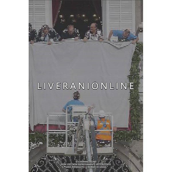 19.06.2014, Plaza de Oriente, Madrid, ESP, Inthronisierung, Kˆnig Felipe VI, warten auf Kˆnig Philipp VI und Kˆnigin Letizia, im Bild Ambient at the exterior of the Royal Palace, waiting for King Felipe VI // during the Enthronement ceremonies of King Felipe VI at the Plaza de Oriente in Madrid, Spain on 2014/06/19. EXPA Pictures © 2014, PhotoCredit: EXPA/ Alterphotos/ Carlos Dafonte *****ATTENTION - OUT of ESP, SUI***** ©photoshot/Agenzia Aldo Liverani sas - ITALY ONLY - EDITORIAL USE ONLY