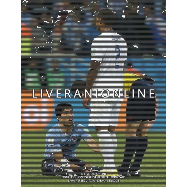 (140619) -- SAO PAULO, June 19, 2014 () -- Uruguay\'s Luis Suarez (bottom) speaks with referee Carlos Velasco Carballo as he has a muscle cramp during a Group D match between Uruguay and England of 2014 FIFA World Cup at the Arena de Sao Paulo Stadium in Sao Paulo, Brazil, June 19, 2014. Uruguay won 2-1 over England. (/Zhou Lei)(xzj) 2014 FIFA World Cup Brazil Group D match between Uruguay and England at Arena de Sao Paulo on June 19, 2014 in Sao Paulo, Brazil. ©photoshot/Agenzia Aldo Liverani sas - ITALY ONLY - EDITORIAL USE ONLY