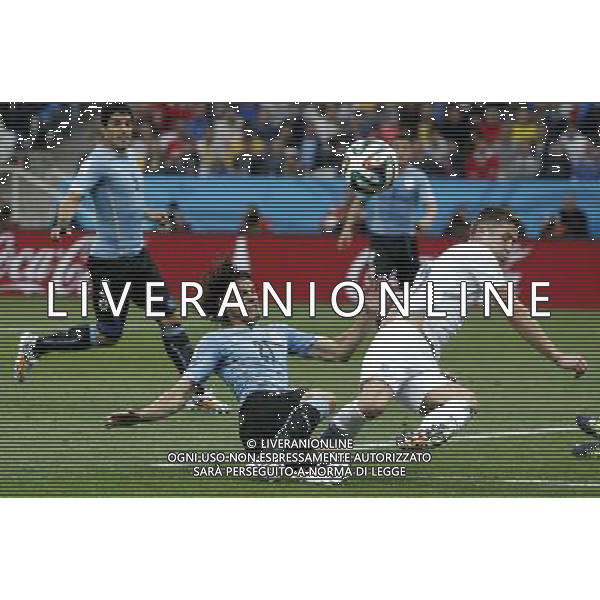 (140619) -- SAO PAULO, June 19, 2014 () -- England\'s Gary Cahill (R, front) vies with Uruguay\'s Edinson Cavani (L, front) during a Group D match between Uruguay and England of 2014 FIFA World Cup at the Arena de Sao Paulo Stadium in Sao Paulo, Brazil, June 19, 2014.(/Zhou Lei)(xzj) 2014 FIFA World Cup Brazil Group D match between Uruguay and England at Arena de Sao Paulo on June 19, 2014 in Sao Paulo, Brazil. ©photoshot/Agenzia Aldo Liverani sas - ITALY ONLY - EDITORIAL USE ONLY