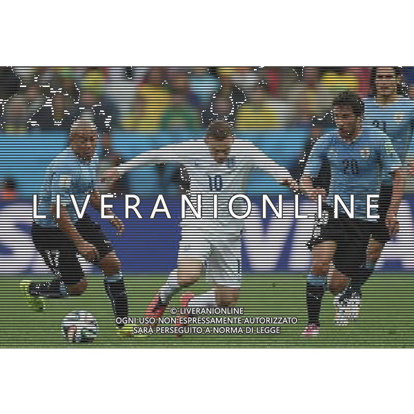 (140619) -- SAO PAULO, June 19, 2014 () -- England\'s Wayne Rooney (C) vies with Uruguay\'s Egidio Arevalo Rios (L) and Alvaro Gonzalez during a Group D match between Uruguay and England of 2014 FIFA World Cup at the Arena de Sao Paulo Stadium in Sao Paulo, Brazil, June 19, 2014.(/Li Ga)(pcy) 2014 FIFA World Cup Brazil Group D match between Uruguay and England at Arena de Sao Paulo on June 19, 2014 in Sao Paulo, Brazil. ©photoshot/Agenzia Aldo Liverani sas - ITALY ONLY - EDITORIAL USE ONLY