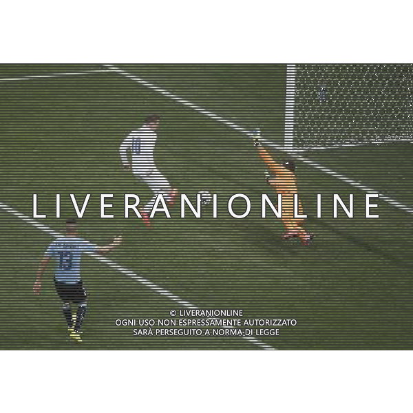 (140619) -- SAO PAULO, June 19, 2014 () -- England\'s Wayne Rooney (C) shoots a goal during a Group D match between Uruguay and England of 2014 FIFA World Cup at the Arena de Sao Paulo Stadium in Sao Paulo, Brazil, June 19, 2014.(/Liao Yujie)(rh) 2014 FIFA World Cup Brazil Group D match between Uruguay and England at Arena de Sao Paulo on June 19, 2014 in Sao Paulo, Brazil. ©photoshot/Agenzia Aldo Liverani sas - ITALY ONLY - EDITORIAL USE ONLY