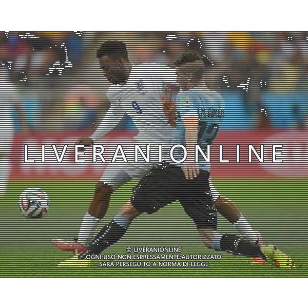 (140619) -- SAO PAULO, June 19, 2014 () -- England\'s Daniel Sturridge (L) vies with Uruguay\'s Jose Maria Gimenez during a Group D match between Uruguay and England of 2014 FIFA World Cup at the Arena de Sao Paulo Stadium in Sao Paulo, Brazil, June 19, 2014.(/Li Ga)(pcy) 2014 FIFA World Cup Brazil Group D match between Uruguay and England at Arena de Sao Paulo on June 19, 2014 in Sao Paulo, Brazil. ©photoshot/Agenzia Aldo Liverani sas - ITALY ONLY - EDITORIAL USE ONLY