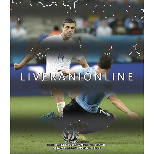 (140619) -- SAO PAULO, June 19, 2014 () -- England\'s Jordan Henderson (L) vies with Uruguay\'s Cristian Rodriguez during a Group D match between Uruguay and England of 2014 FIFA World Cup at the Arena de Sao Paulo Stadium in Sao Paulo, Brazil, June 19, 2014.(/Zhou Lei)(xzj) 2014 FIFA World Cup Brazil Group D match between Uruguay and England at Arena de Sao Paulo on June 19, 2014 in Sao Paulo, Brazil. ©photoshot/Agenzia Aldo Liverani sas - ITALY ONLY - EDITORIAL USE ONLY
