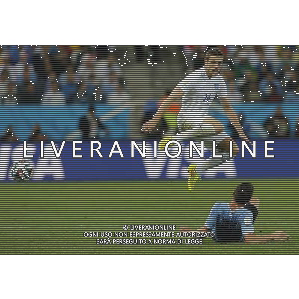 (140619) -- SAO PAULO, June 19, 2014 () -- England\'s Jordan Henderson (top) vies with Uruguay\'s Cristian Rodriguez during a Group D match between Uruguay and England of 2014 FIFA World Cup at the Arena de Sao Paulo Stadium in Sao Paulo, Brazil, June 19, 2014.(/Zhou Lei)(xzj) 2014 FIFA World Cup Brazil Group D match between Uruguay and England at Arena de Sao Paulo on June 19, 2014 in Sao Paulo, Brazil. ©photoshot/Agenzia Aldo Liverani sas - ITALY ONLY - EDITORIAL USE ONLY