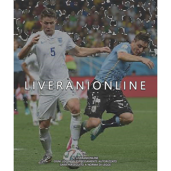 (140619) -- SAO PAULO, June 19, 2014 () -- England\'s Gary Cahill (L) vies with Uruguay\'s Cristian Rodriguez during a Group D match between Uruguay and England of 2014 FIFA World Cup at the Arena de Sao Paulo Stadium in Sao Paulo, Brazil, June 19, 2014.(/Li Ga)(pcy) 2014 FIFA World Cup Brazil Group D match between Uruguay and England at Arena de Sao Paulo on June 19, 2014 in Sao Paulo, Brazil. ©photoshot/Agenzia Aldo Liverani sas - ITALY ONLY - EDITORIAL USE ONLY
